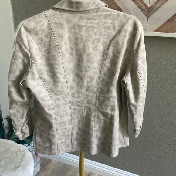 Chicos pale animal print jacket size small Chicos size 0 - Picture 8 of 8